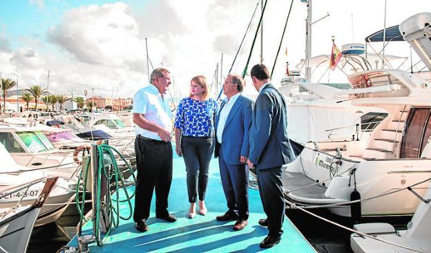 La alcaldesa y el consejero Valverde (2d), ayer, en Mazarrón. 