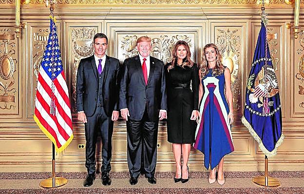 Los matrimonios Sánchez y Trump posan en el hotel Lotte New York Palace de Manhattan. 