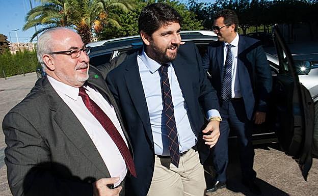 José Luis Mendoza con Fernando López Miras, en una imagen de archivo.