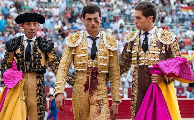 El torero Paco Ureña, en el medio de la foto, tras la grave cogida en Albacete.