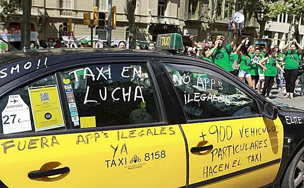 Un taxi en Barcelona con mensajes de protesta en contra de los vehículos VTC.