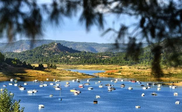 Un centenar de embarcaciones turísticas permanecen fondeadas en una de las colas del embalse de Entrepeñas, junto a Sacedón, la semana pasada. 