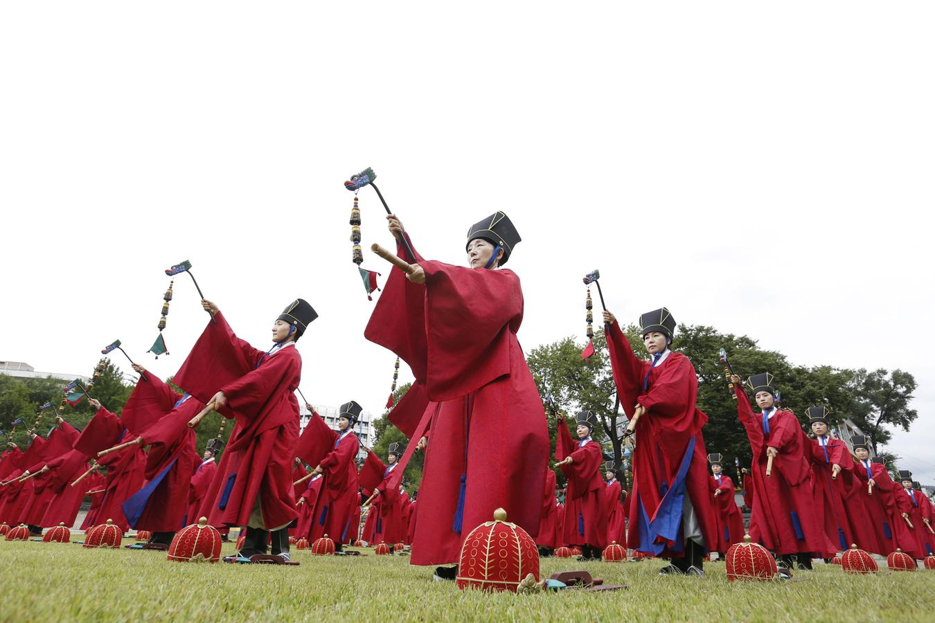 Funcionarios surcoreanos vestidos con trajes tradicionales participan en una ceremonia conmemorativa del festival religioso 'Sajik Daeje' en Seúl. Esta ceremonia se celebra todos los años en septiembre y en ella se honra al dios de la tierra y de los cereales.