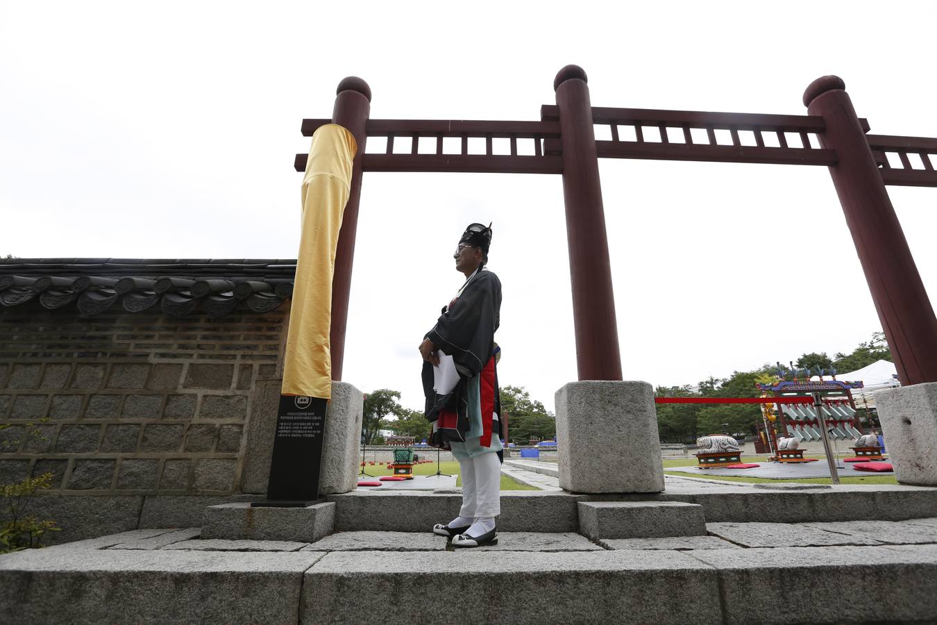 Funcionarios surcoreanos vestidos con trajes tradicionales participan en una ceremonia conmemorativa del festival religioso 'Sajik Daeje' en Seúl. Esta ceremonia se celebra todos los años en septiembre y en ella se honra al dios de la tierra y de los cereales.
