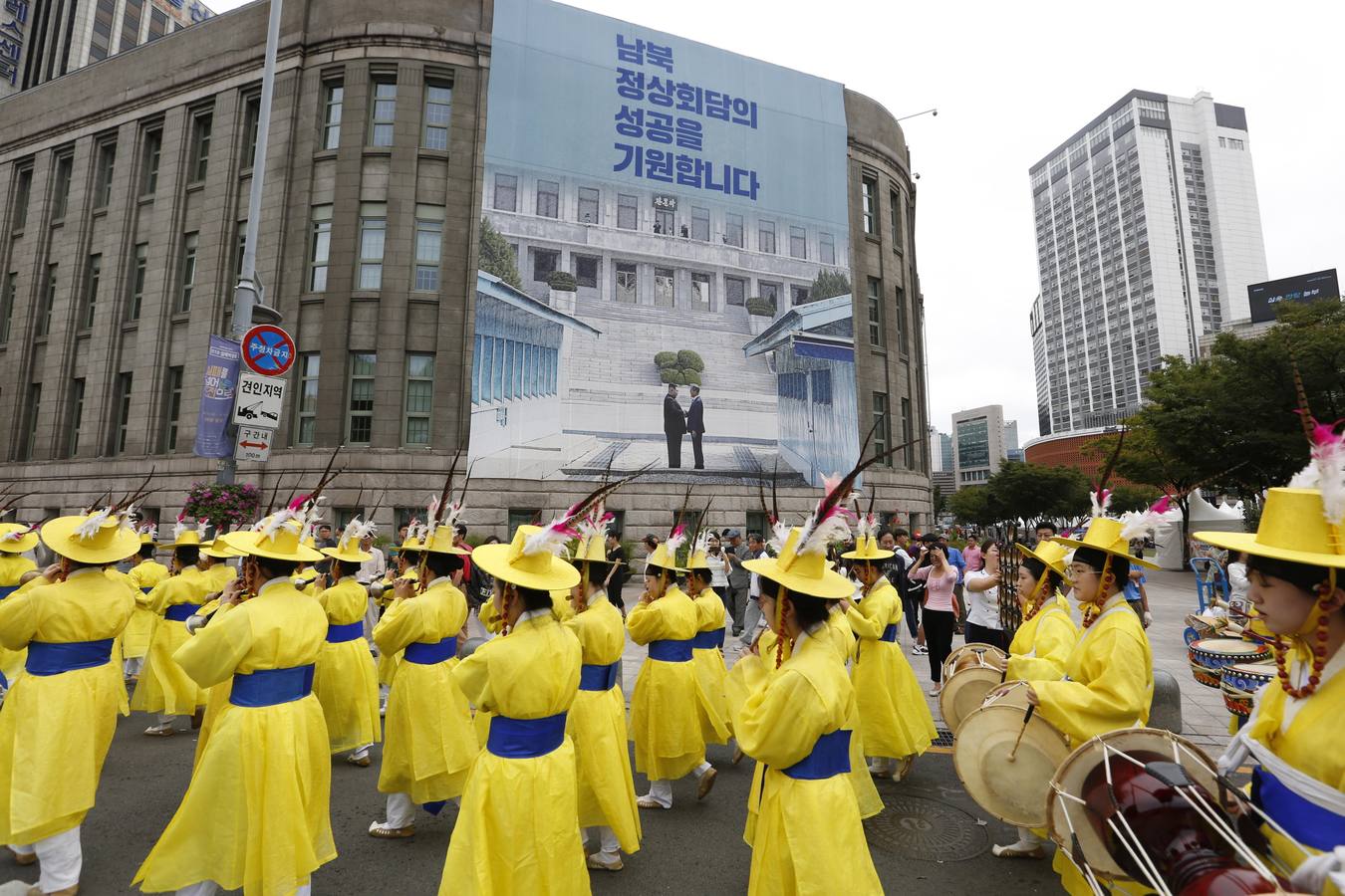 Funcionarios surcoreanos vestidos con trajes tradicionales participan en una ceremonia conmemorativa del festival religioso 'Sajik Daeje' en Seúl. Esta ceremonia se celebra todos los años en septiembre y en ella se honra al dios de la tierra y de los cereales.