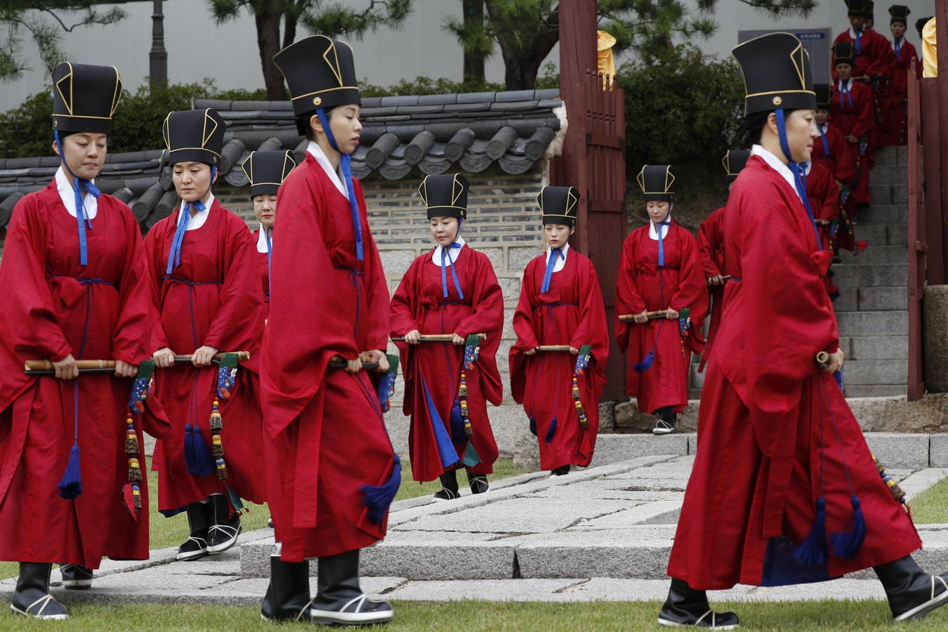 Funcionarios surcoreanos vestidos con trajes tradicionales participan en una ceremonia conmemorativa del festival religioso 'Sajik Daeje' en Seúl. Esta ceremonia se celebra todos los años en septiembre y en ella se honra al dios de la tierra y de los cereales.