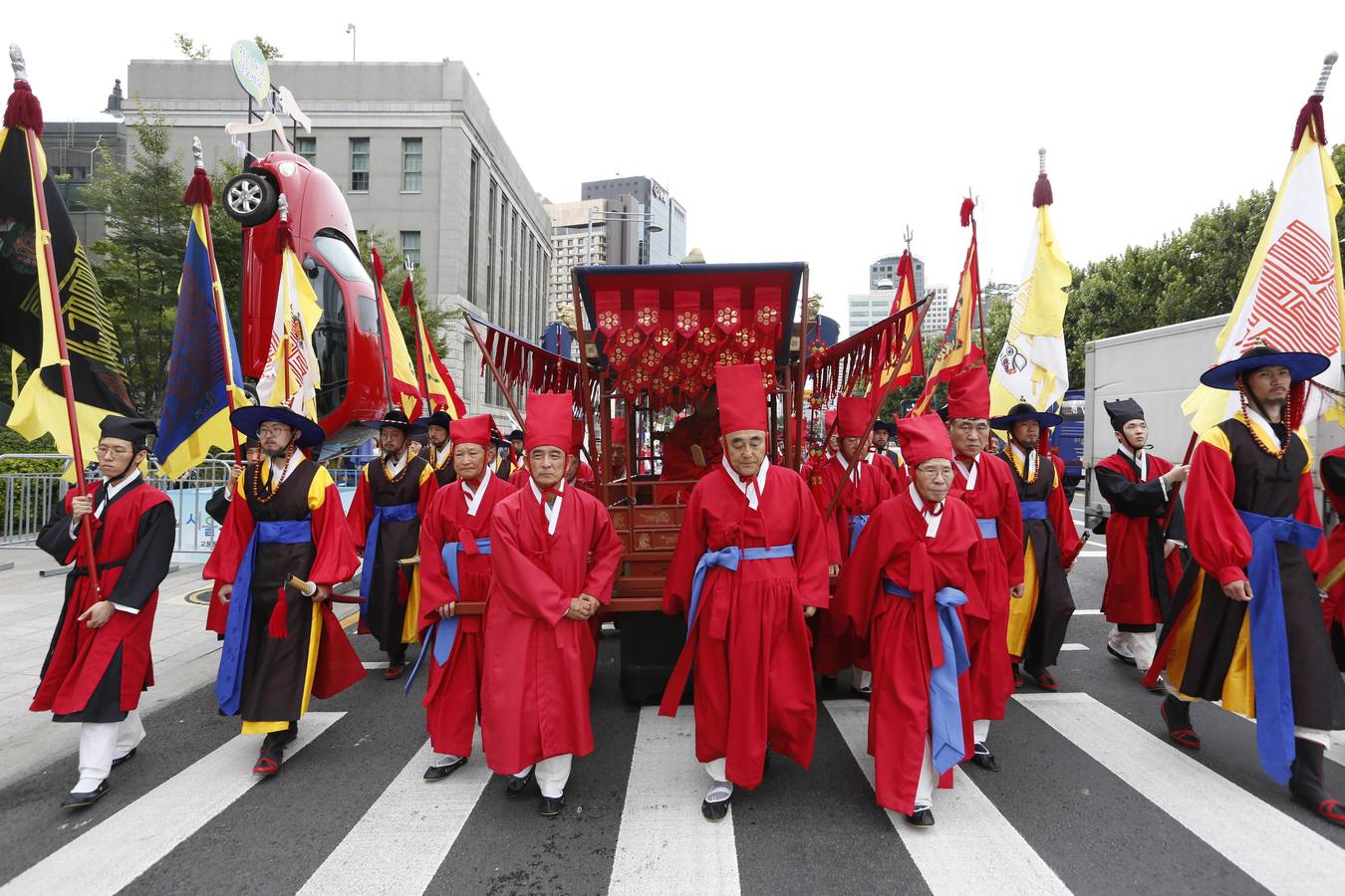 Funcionarios surcoreanos vestidos con trajes tradicionales participan en una ceremonia conmemorativa del festival religioso 'Sajik Daeje' en Seúl. Esta ceremonia se celebra todos los años en septiembre y en ella se honra al dios de la tierra y de los cereales.