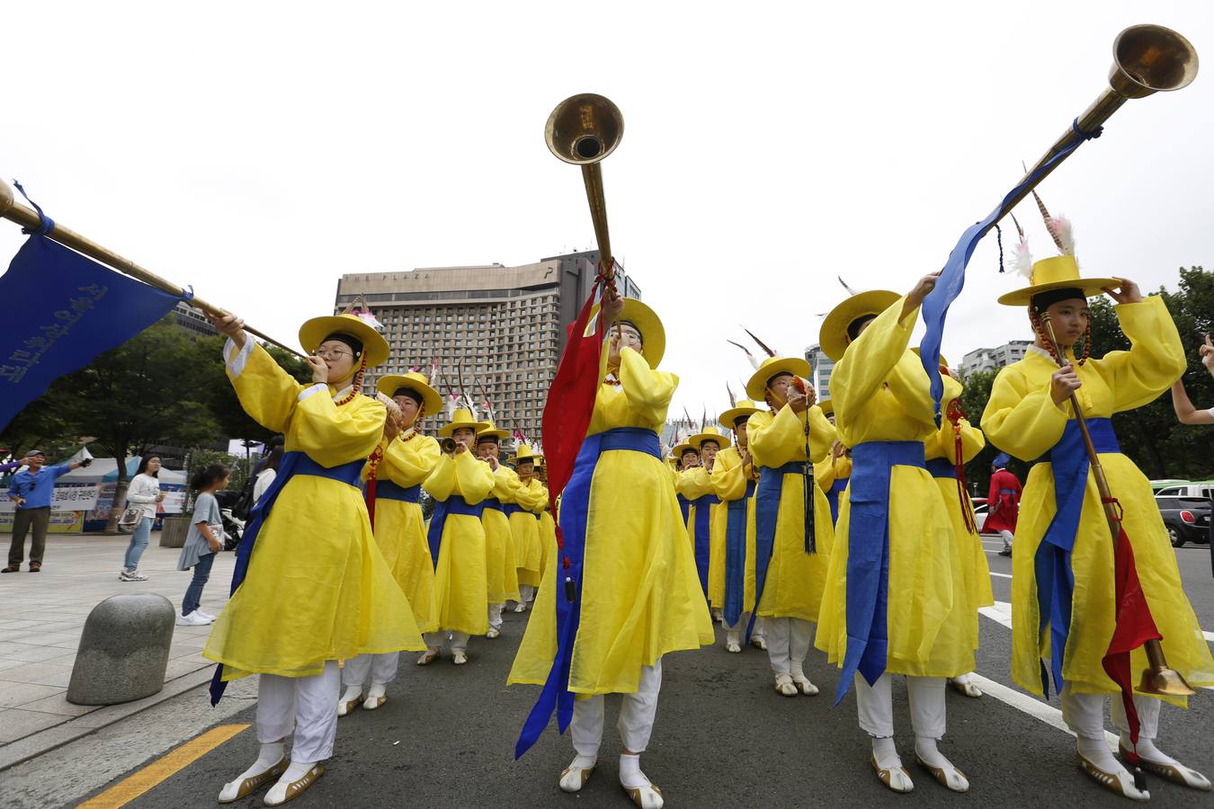 Funcionarios surcoreanos vestidos con trajes tradicionales participan en una ceremonia conmemorativa del festival religioso 'Sajik Daeje' en Seúl. Esta ceremonia se celebra todos los años en septiembre y en ella se honra al dios de la tierra y de los cereales.