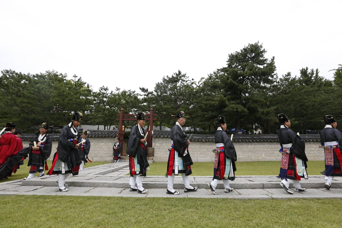 Funcionarios surcoreanos vestidos con trajes tradicionales participan en una ceremonia conmemorativa del festival religioso 'Sajik Daeje' en Seúl. Esta ceremonia se celebra todos los años en septiembre y en ella se honra al dios de la tierra y de los cereales.