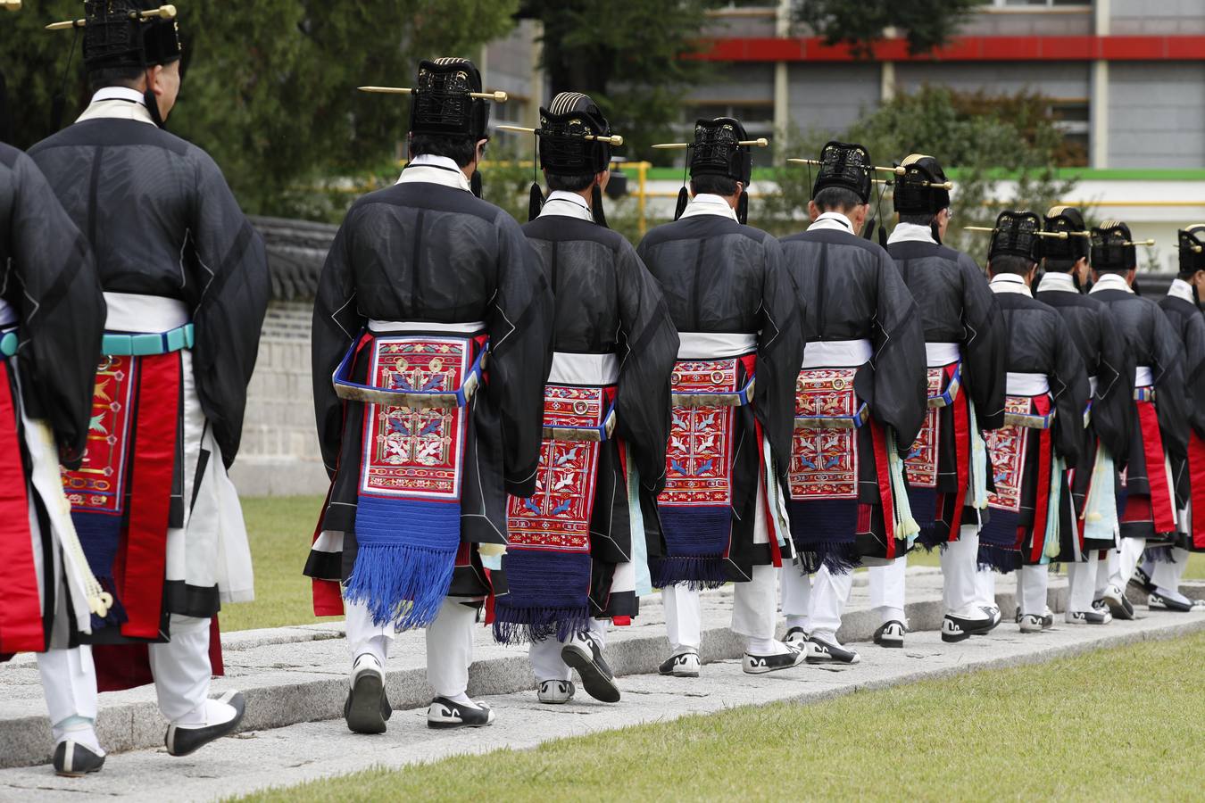 Funcionarios surcoreanos vestidos con trajes tradicionales participan en una ceremonia conmemorativa del festival religioso 'Sajik Daeje' en Seúl. Esta ceremonia se celebra todos los años en septiembre y en ella se honra al dios de la tierra y de los cereales.