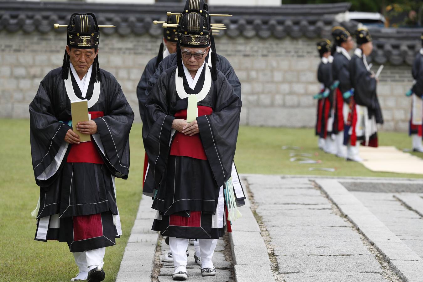 Funcionarios surcoreanos vestidos con trajes tradicionales participan en una ceremonia conmemorativa del festival religioso 'Sajik Daeje' en Seúl. Esta ceremonia se celebra todos los años en septiembre y en ella se honra al dios de la tierra y de los cereales.