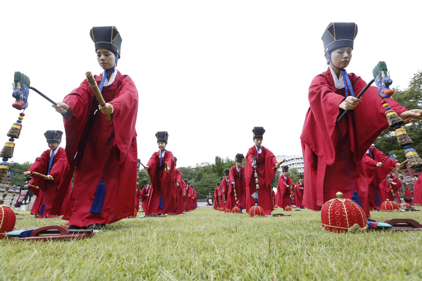 Funcionarios surcoreanos vestidos con trajes tradicionales participan en una ceremonia conmemorativa del festival religioso 'Sajik Daeje' en Seúl. Esta ceremonia se celebra todos los años en septiembre y en ella se honra al dios de la tierra y de los cereales.