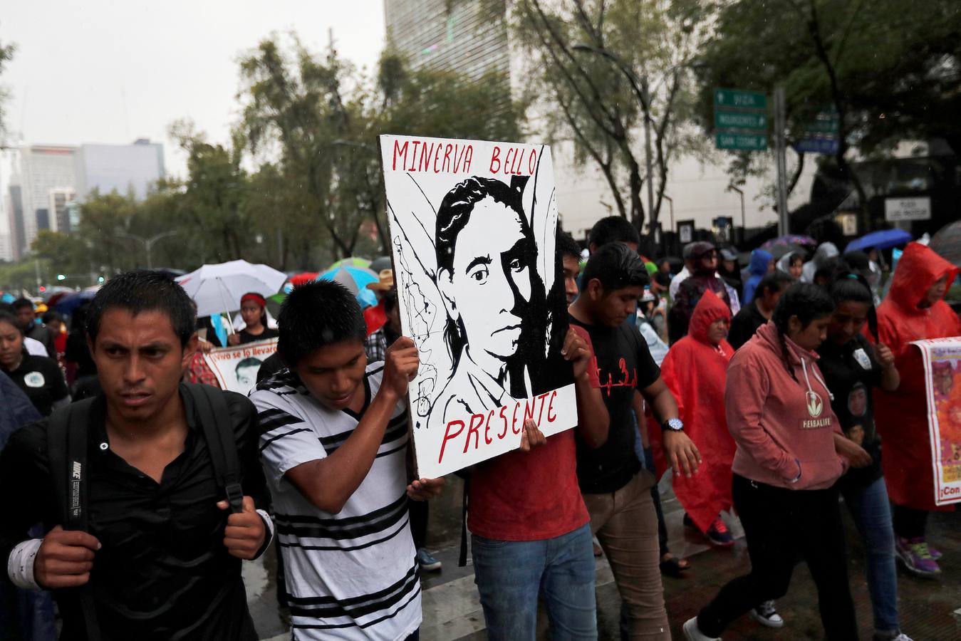Familiares y amigos de los estudiantes desaparecidos en Ayotzinapa se manifiestan en Ciudad de México para exigir justicia en el mismo día en que se cumplen cuatro años de la desaparición de los 43 estudiantes, en el sureño estado de Guerrero.
