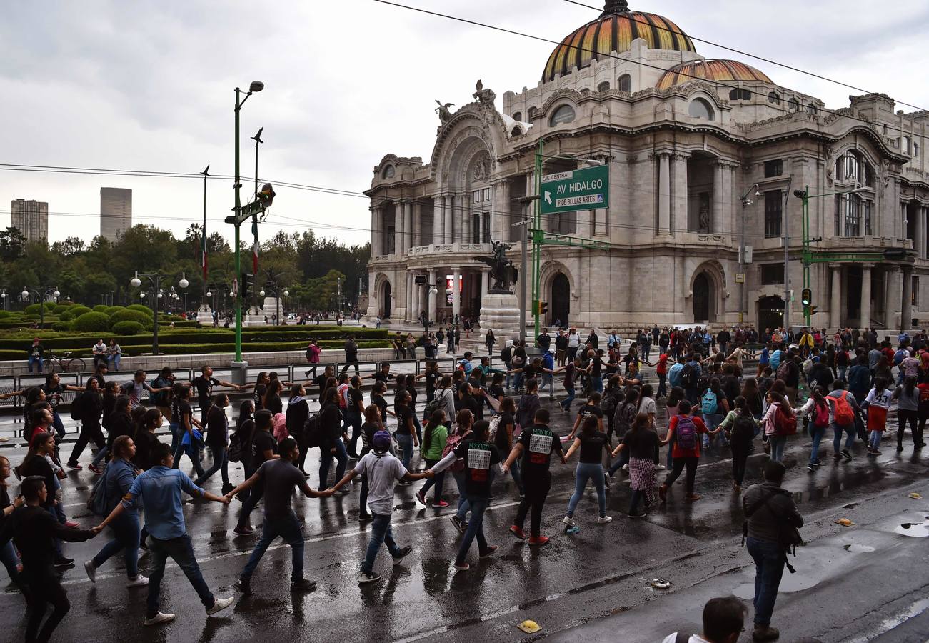 Familiares y amigos de los estudiantes desaparecidos en Ayotzinapa se manifiestan en Ciudad de México para exigir justicia en el mismo día en que se cumplen cuatro años de la desaparición de los 43 estudiantes, en el sureño estado de Guerrero.