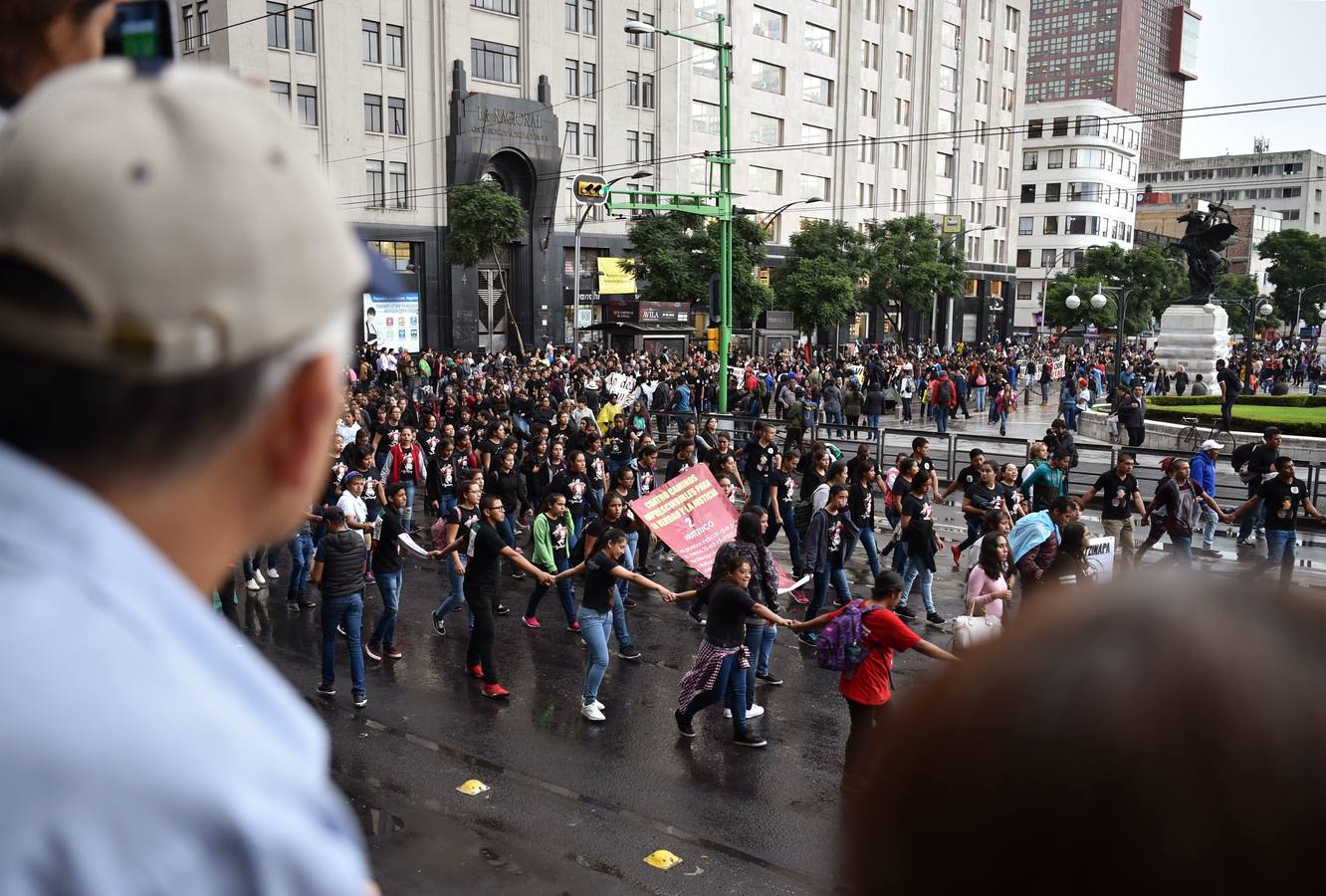 Familiares y amigos de los estudiantes desaparecidos en Ayotzinapa se manifiestan en Ciudad de México para exigir justicia en el mismo día en que se cumplen cuatro años de la desaparición de los 43 estudiantes, en el sureño estado de Guerrero.