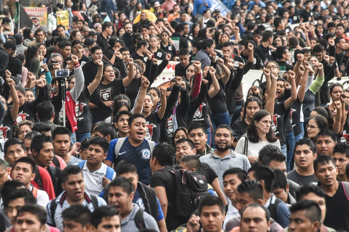 Familiares y amigos de los estudiantes desaparecidos en Ayotzinapa se manifiestan en Ciudad de México para exigir justicia en el mismo día en que se cumplen cuatro años de la desaparición de los 43 estudiantes, en el sureño estado de Guerrero.