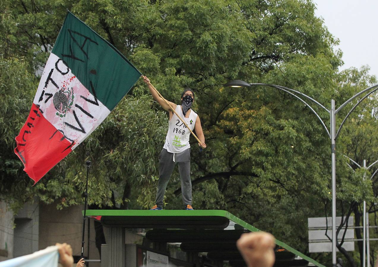 Familiares y amigos de los estudiantes desaparecidos en Ayotzinapa se manifiestan en Ciudad de México para exigir justicia en el mismo día en que se cumplen cuatro años de la desaparición de los 43 estudiantes, en el sureño estado de Guerrero.