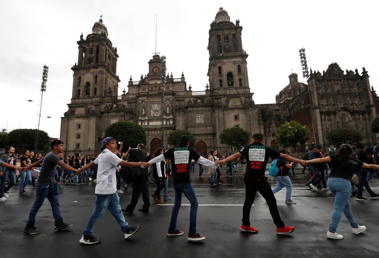 Familiares y amigos de los estudiantes desaparecidos en Ayotzinapa se manifiestan en Ciudad de México para exigir justicia en el mismo día en que se cumplen cuatro años de la desaparición de los 43 estudiantes, en el sureño estado de Guerrero.