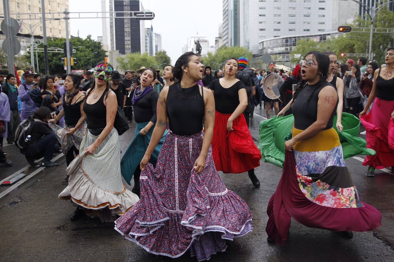 Familiares y amigos de los estudiantes desaparecidos en Ayotzinapa se manifiestan en Ciudad de México para exigir justicia en el mismo día en que se cumplen cuatro años de la desaparición de los 43 estudiantes, en el sureño estado de Guerrero.