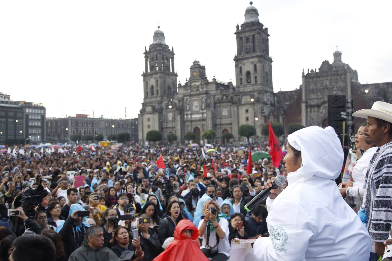 Familiares y amigos de los estudiantes desaparecidos en Ayotzinapa se manifiestan en Ciudad de México para exigir justicia en el mismo día en que se cumplen cuatro años de la desaparición de los 43 estudiantes, en el sureño estado de Guerrero.