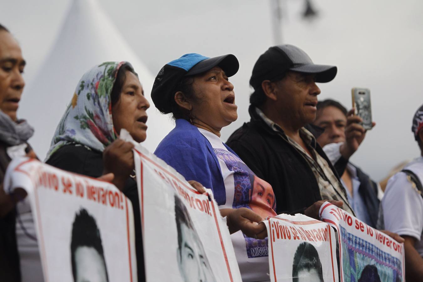 Familiares y amigos de los estudiantes desaparecidos en Ayotzinapa se manifiestan en Ciudad de México para exigir justicia en el mismo día en que se cumplen cuatro años de la desaparición de los 43 estudiantes, en el sureño estado de Guerrero.