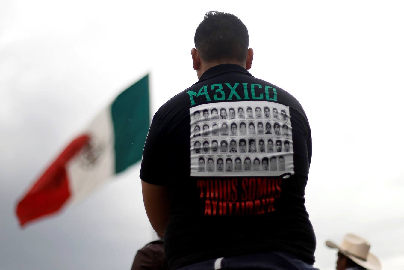 Familiares y amigos de los estudiantes desaparecidos en Ayotzinapa se manifiestan en Ciudad de México para exigir justicia en el mismo día en que se cumplen cuatro años de la desaparición de los 43 estudiantes, en el sureño estado de Guerrero.