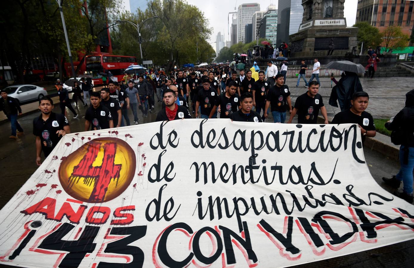 Familiares y amigos de los estudiantes desaparecidos en Ayotzinapa se manifiestan en Ciudad de México para exigir justicia en el mismo día en que se cumplen cuatro años de la desaparición de los 43 estudiantes, en el sureño estado de Guerrero.