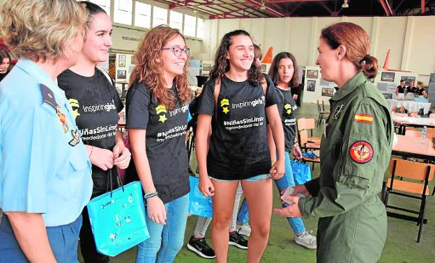 La piloto María Carmen García Ruiz charla con un grupo de alumnas de Secundaria. 