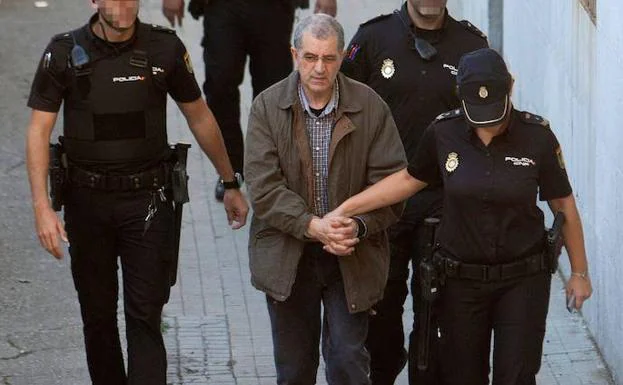 Miguel Rosendo (centro), antes de entrar en el juzgado. 