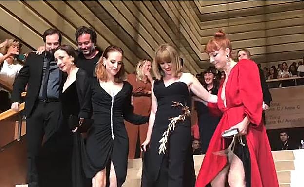 La actriz murciana (en el centro) mientras recibía la sonora ovación.