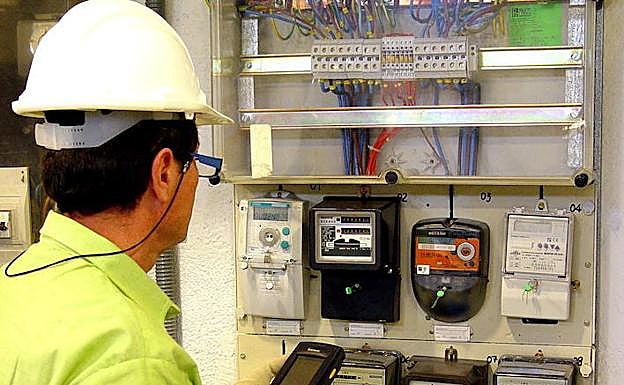 Operario en un cuadro de contadores en un edificio. 