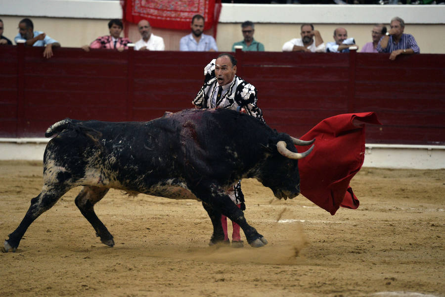 El torero celebra su última corrida junto a El Juli en la plaza de La Era de Abarán