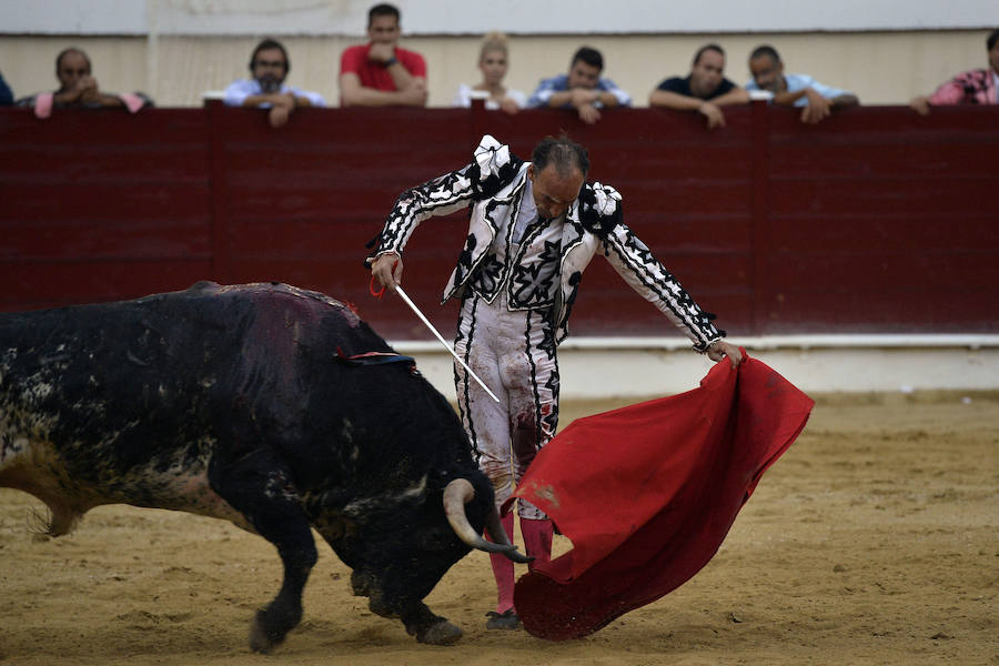 El torero celebra su última corrida junto a El Juli en la plaza de La Era de Abarán