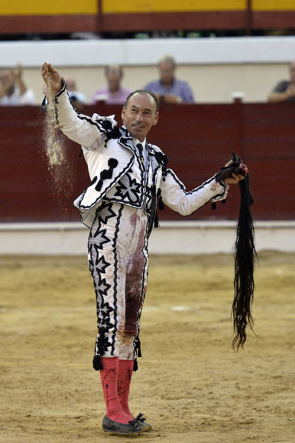 El torero celebra su última corrida junto a El Juli en la plaza de La Era de Abarán