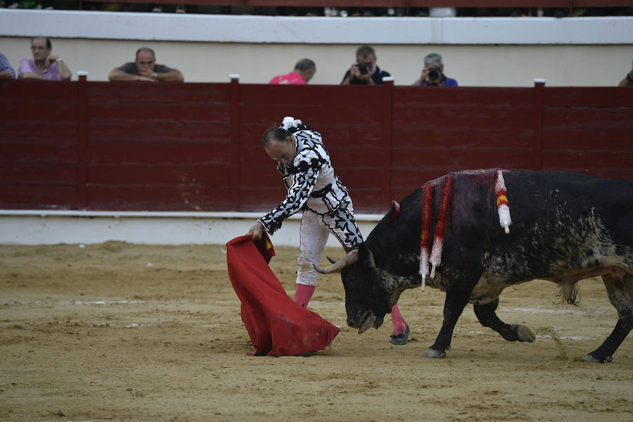 El torero celebra su última corrida junto a El Juli en la plaza de La Era de Abarán