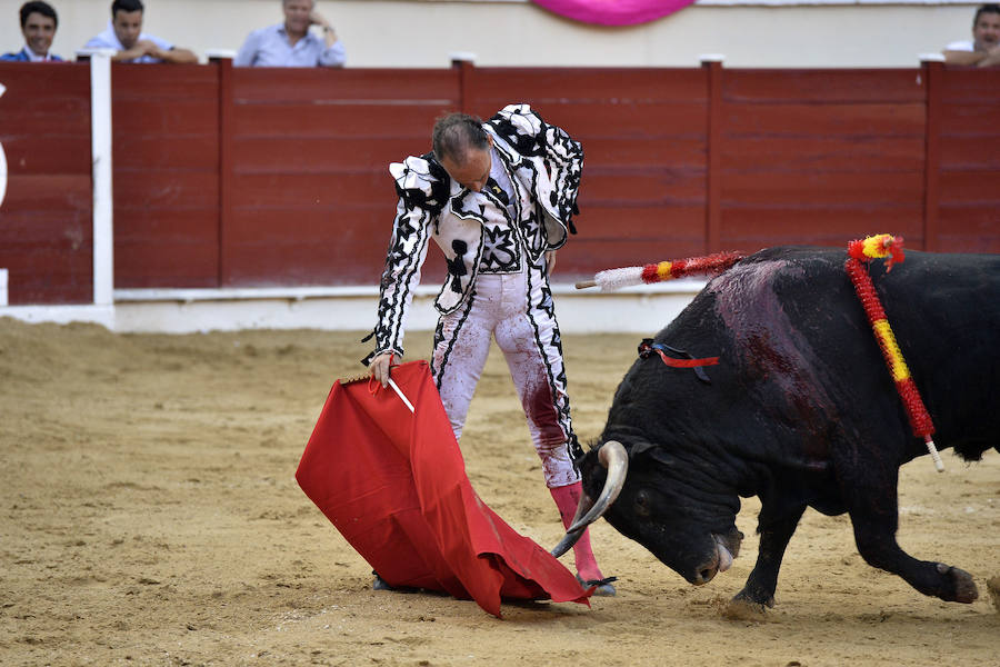 El torero celebra su última corrida junto a El Juli en la plaza de La Era de Abarán