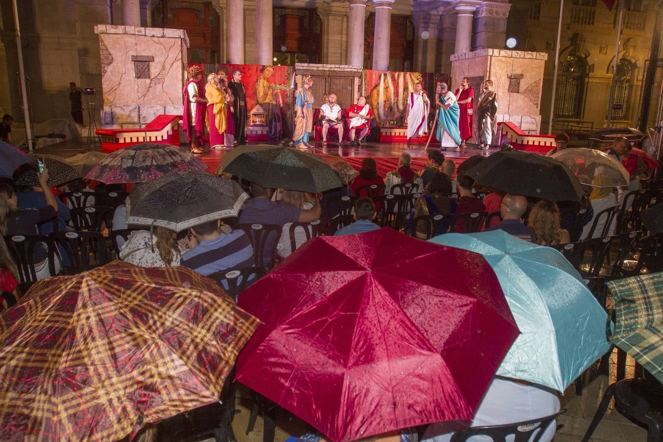 Unas 200 personas resisten la lluvia para ver la reconstrucción en tono de comedia de dos pleitos reales de hace dos mil años en el contexto de las fiestas de Carthagineses y Romanos celebradas en Cartagena.