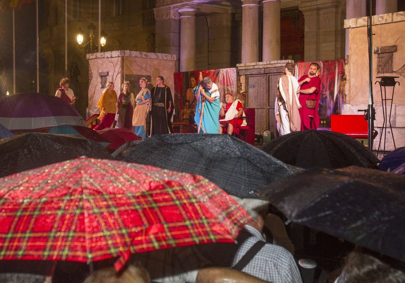 Unas 200 personas resisten la lluvia para ver la reconstrucción en tono de comedia de dos pleitos reales de hace dos mil años en el contexto de las fiestas de Carthagineses y Romanos celebradas en Cartagena.