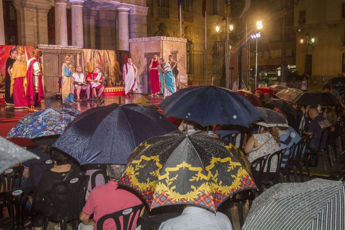 Unas 200 personas resisten la lluvia para ver la reconstrucción en tono de comedia de dos pleitos reales de hace dos mil años en el contexto de las fiestas de Carthagineses y Romanos celebradas en Cartagena.