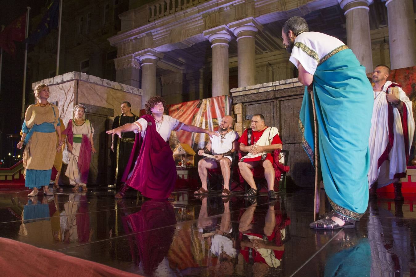 Unas 200 personas resisten la lluvia para ver la reconstrucción en tono de comedia de dos pleitos reales de hace dos mil años en el contexto de las fiestas de Carthagineses y Romanos celebradas en Cartagena.