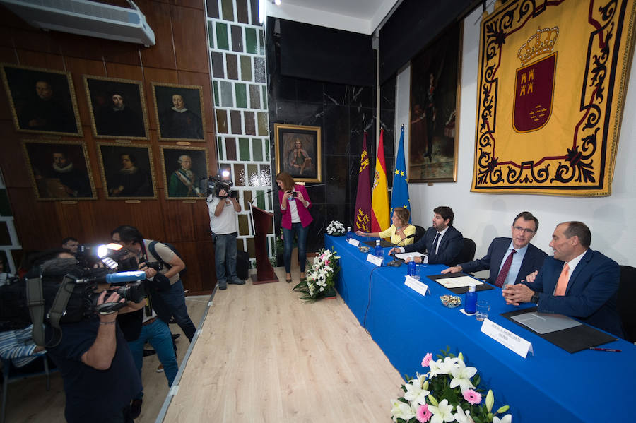 El presidente regional señala, ante las preguntas sobre si se va a reunir con el máximo responsable de la Universidad Católica para rebajar la tensión, que él, «de tensión», anda «muy bien»