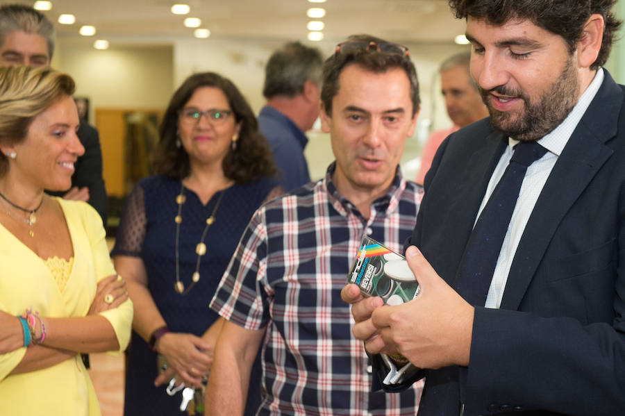 El presidente regional señala, ante las preguntas sobre si se va a reunir con el máximo responsable de la Universidad Católica para rebajar la tensión, que él, «de tensión», anda «muy bien»