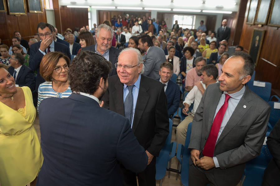 El presidente regional señala, ante las preguntas sobre si se va a reunir con el máximo responsable de la Universidad Católica para rebajar la tensión, que él, «de tensión», anda «muy bien»