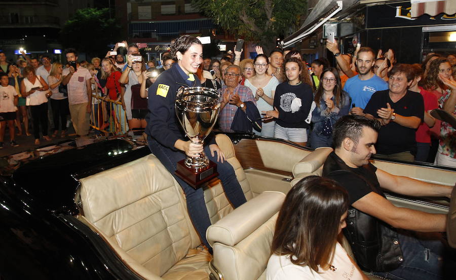 La histórica hazaña merecía un recibimiento como el que le brindó su pueblo, Cehegín, cuyos vecinos se echaron a las calles para homenajear a su paisana. 