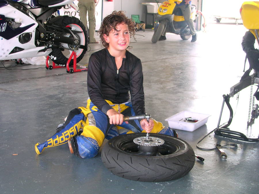 Nacida en 1997, la piloto ceheginera comenzó su andadura sobre las dos ruedas con apenas tres años, cuando su padre le compró una Polini roja y se enfundó sus primeros monos. En la foto, Ana Carrasco con apenas ocho años.