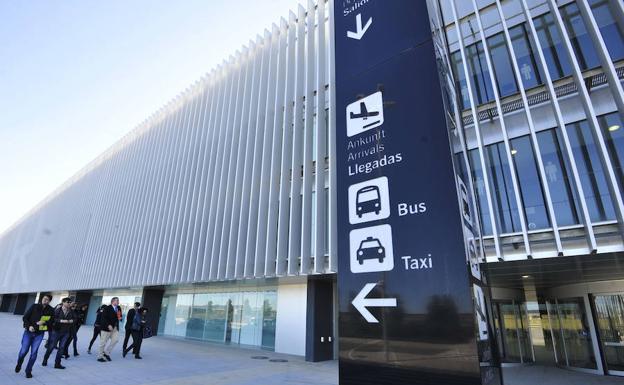 Zona de recogida de viajeros del aeropuerto internacional de Corvera. 