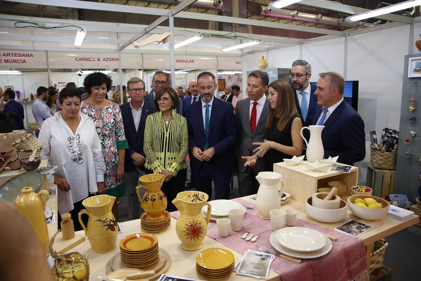 Una alfombra de color dió la bienvenida a los primeros visitantes de la Feria de Artesanía de la Región de Murcia, Feramur, que volvía después de tres años a Santa Quiteria, en Lorca