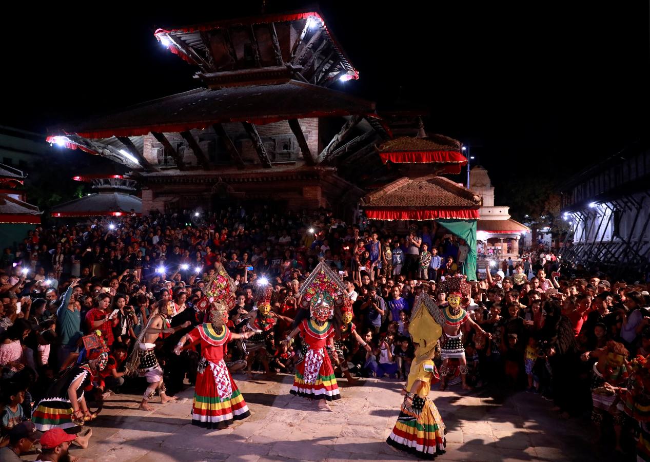 Miles de fieles asisten a las celebraciones del festival Indra Jatra, en Katmandú, Nepal, donde la mujeres se reúnen para beber alcohol casero de la boca del dios Bhairab, bailarines enmascarados danzan representando a las deidades locales y la diosa viviente Kumari, encarnada en una niña, es adorada durante una multidudinaria procesión.