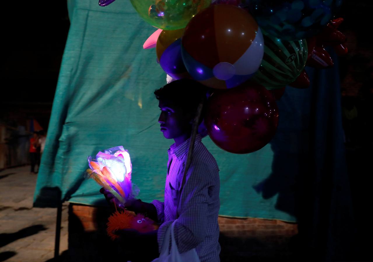 Miles de fieles asisten a las celebraciones del festival Indra Jatra, en Katmandú, Nepal, donde la mujeres se reúnen para beber alcohol casero de la boca del dios Bhairab, bailarines enmascarados danzan representando a las deidades locales y la diosa viviente Kumari, encarnada en una niña, es adorada durante una multidudinaria procesión.