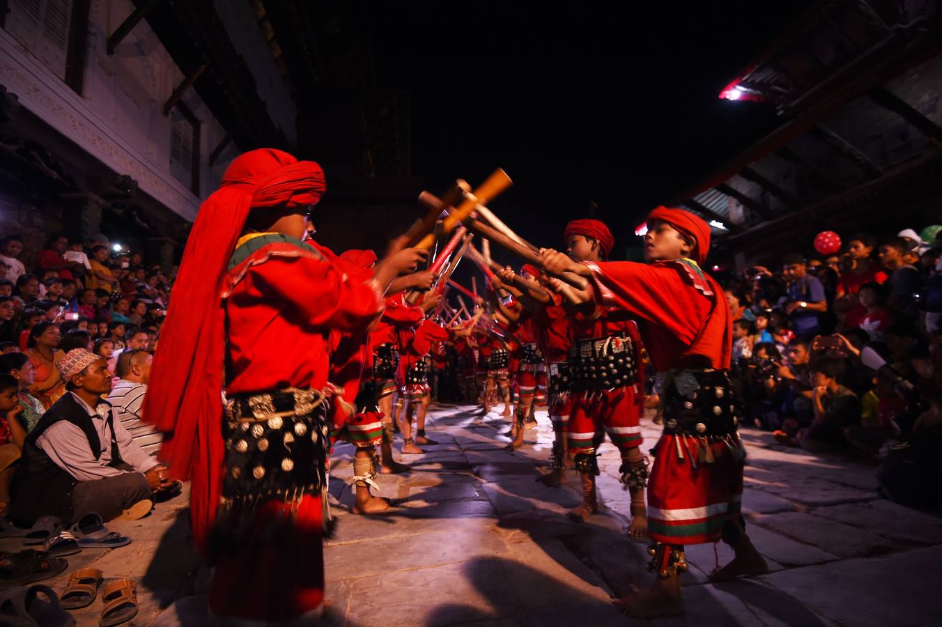 Miles de fieles asisten a las celebraciones del festival Indra Jatra, en Katmandú, Nepal, donde la mujeres se reúnen para beber alcohol casero de la boca del dios Bhairab, bailarines enmascarados danzan representando a las deidades locales y la diosa viviente Kumari, encarnada en una niña, es adorada durante una multidudinaria procesión.